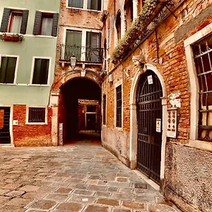 The Wolf House Venedig